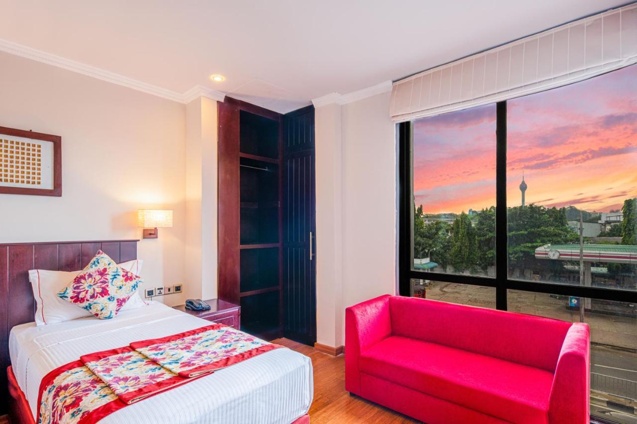 Earl'S Red Colombo Hotel Екстериор снимка