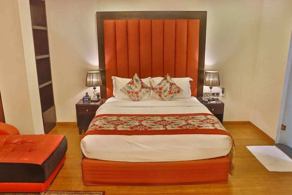 Earl'S Red Colombo Hotel Екстериор снимка