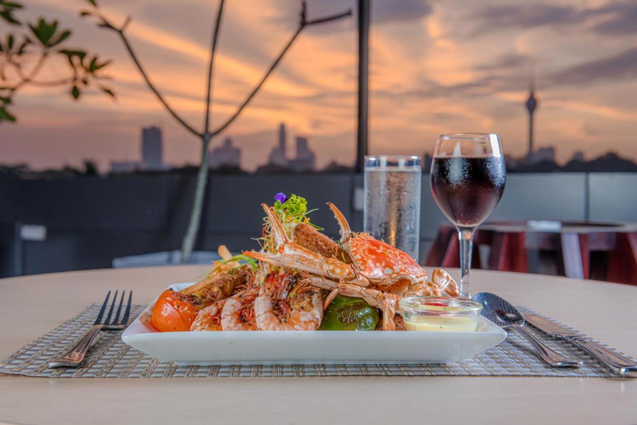 Earl'S Red Colombo Hotel Екстериор снимка