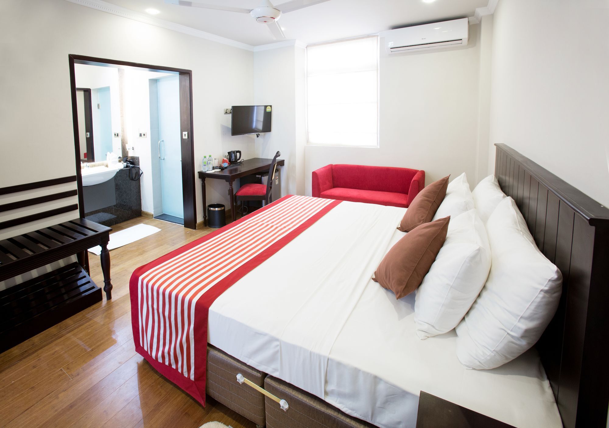 Earl'S Red Colombo Hotel Екстериор снимка